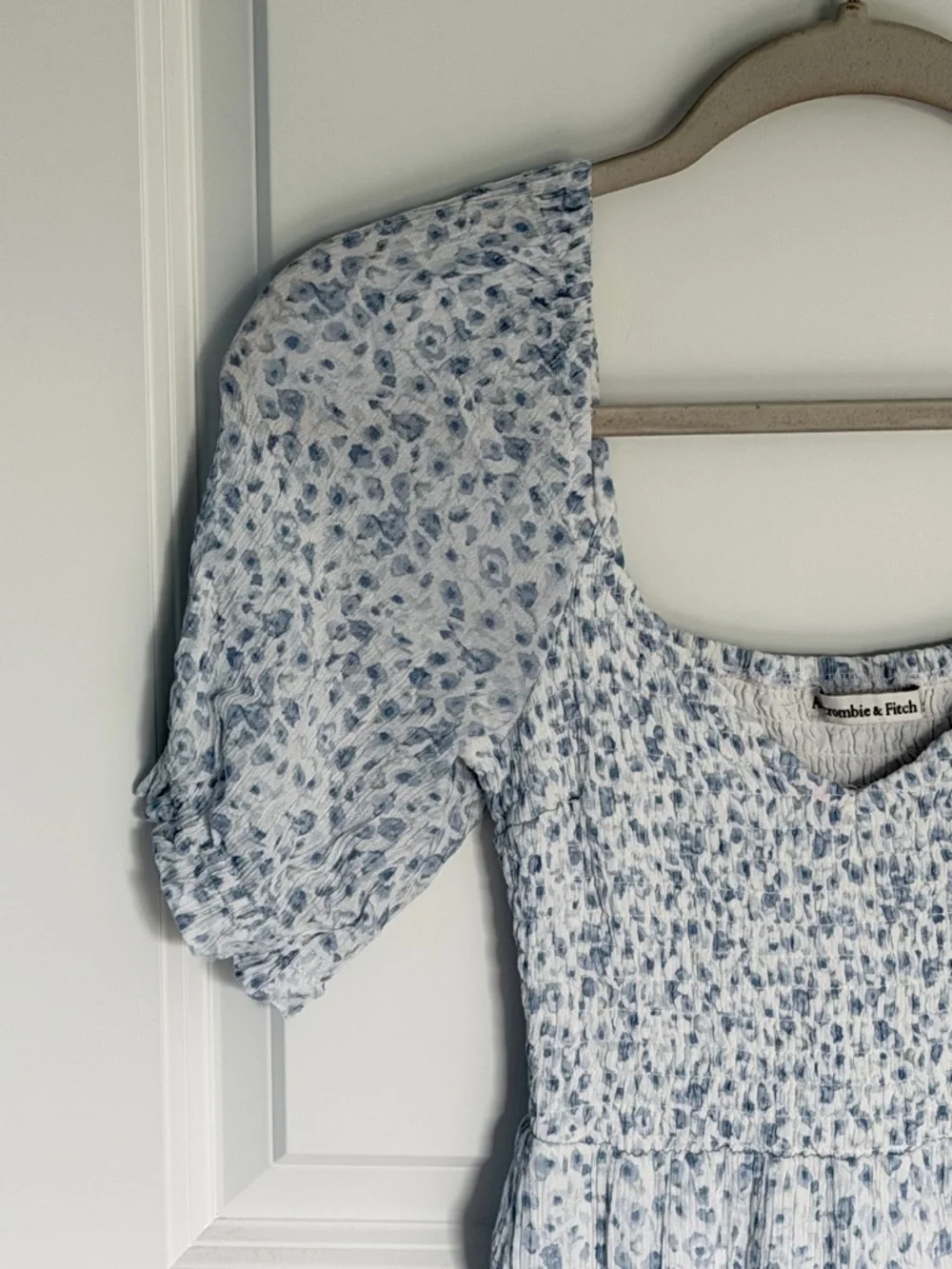 Abercrombie & Fitch Light Blue Floral Smocked Maxi Dress Size Small 54927